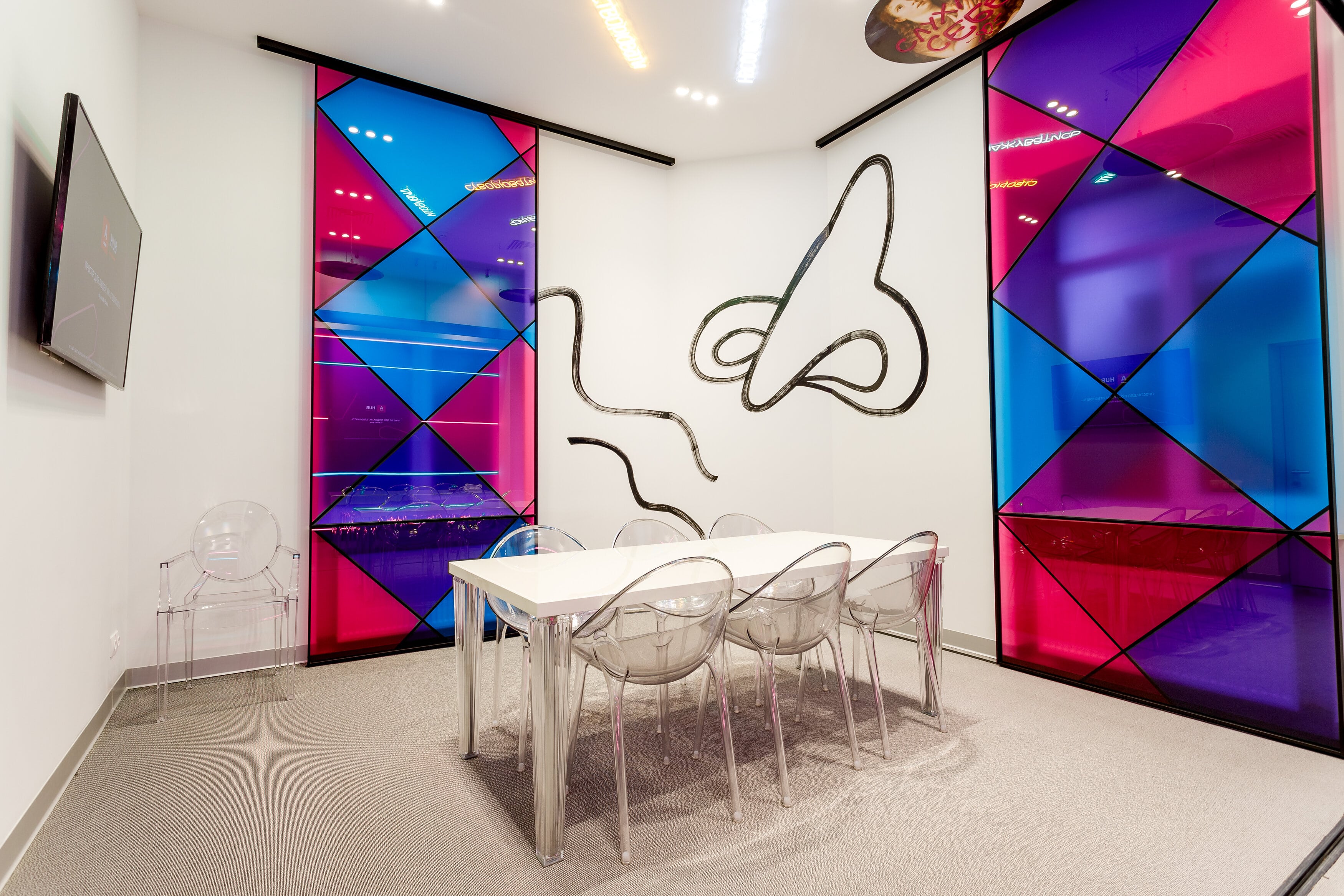 Як і в переговорці-близнюку, тут заспокійливо пахне деревом пало санто