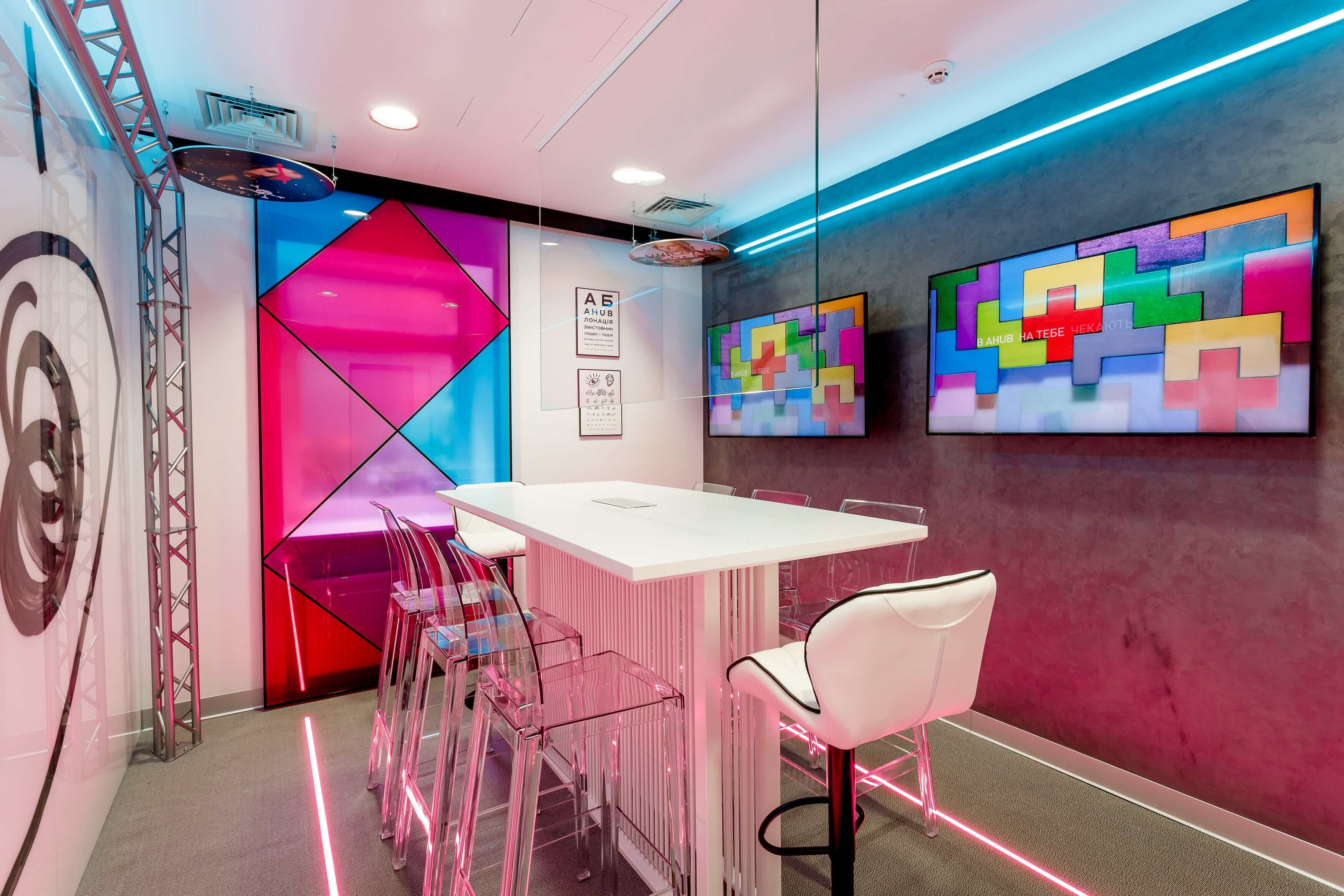 Тут можна пограти у приставку. Не жарт 